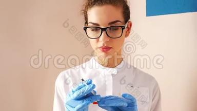 女医生准备注射器注射。 女医生或护士拿着注射器和液体关闭。 医学和医学